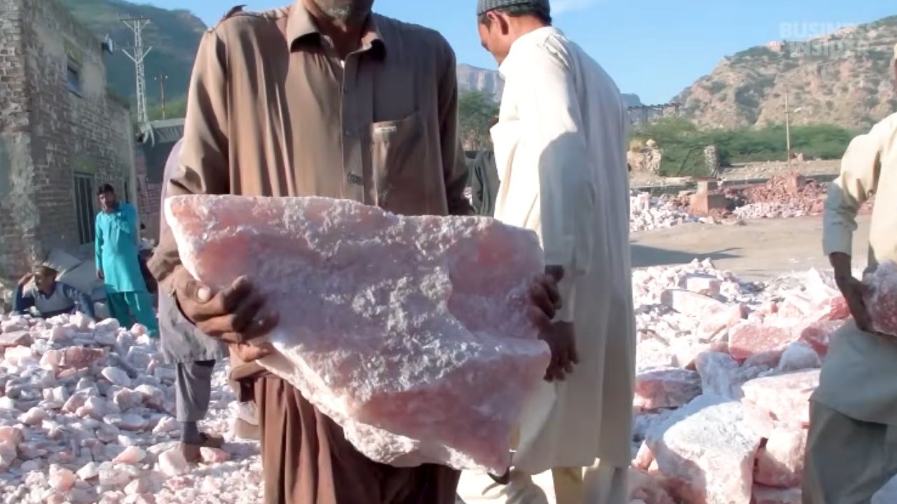Himalayan pink salt from the Khewra Mine in Pakistan raises concerns about microplastics and heavy metals.