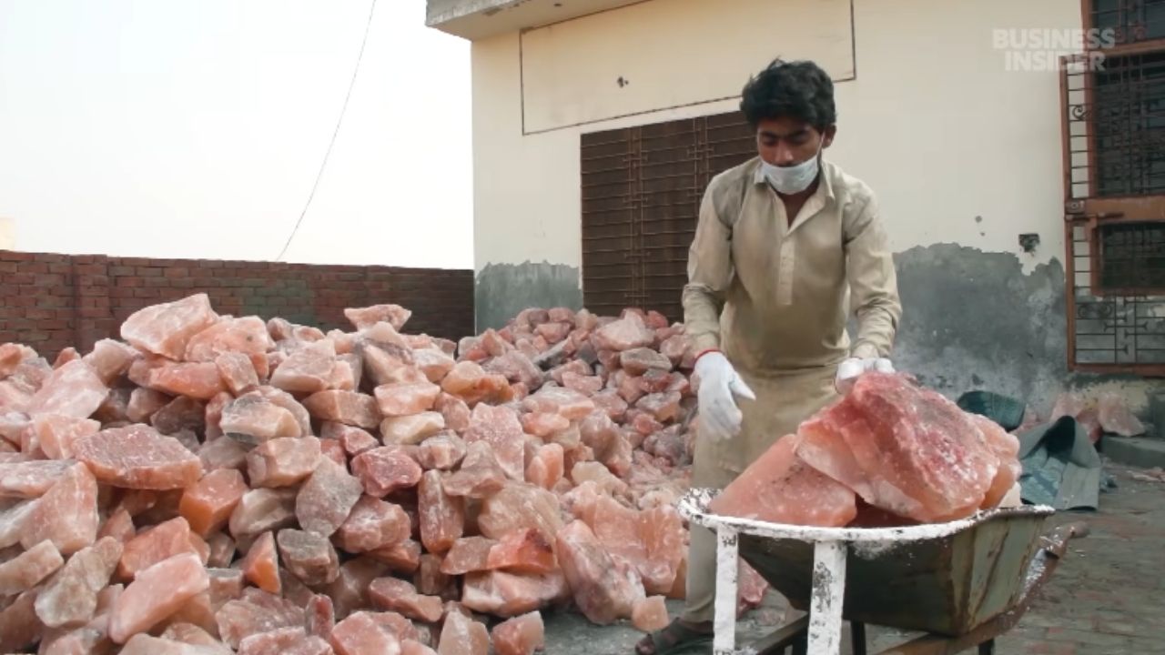 Himalayan pink salt from the Khewra Mine in Pakistan raises concerns about microplastics and heavy metals.