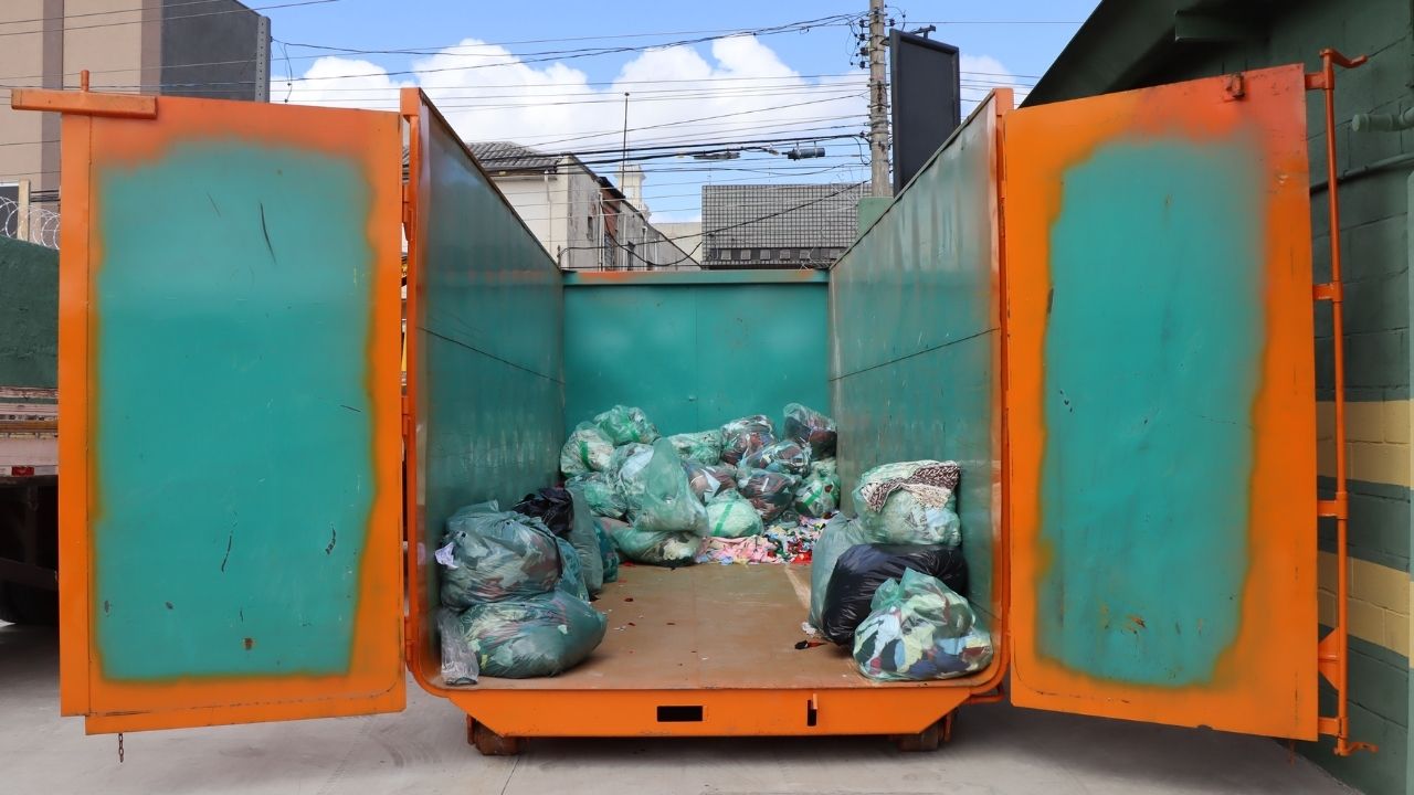 Textile ecopoint in Brás receives textile waste, combats irregular disposal, and transforms scraps into industrial fuel.
