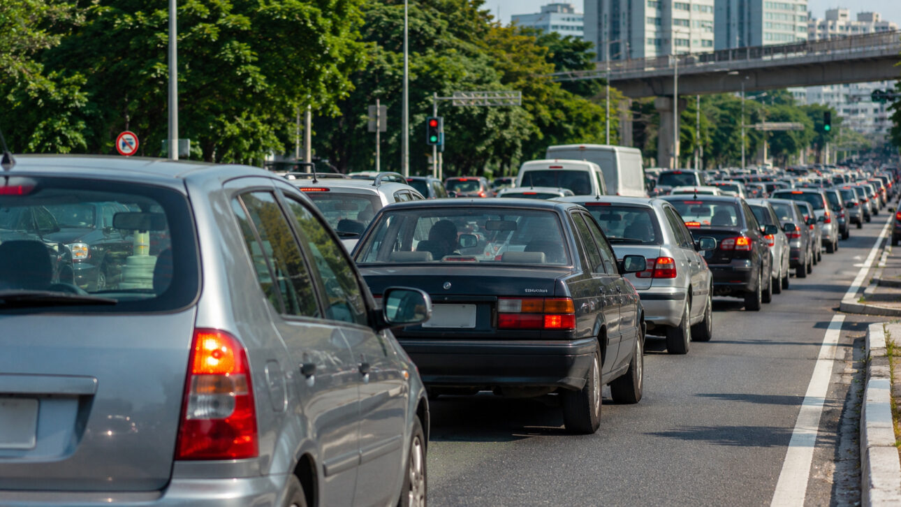Trânsito intenso em avenida paulista com carros antigos e novos, ilustrando o envelhecimento da frota de veículos.