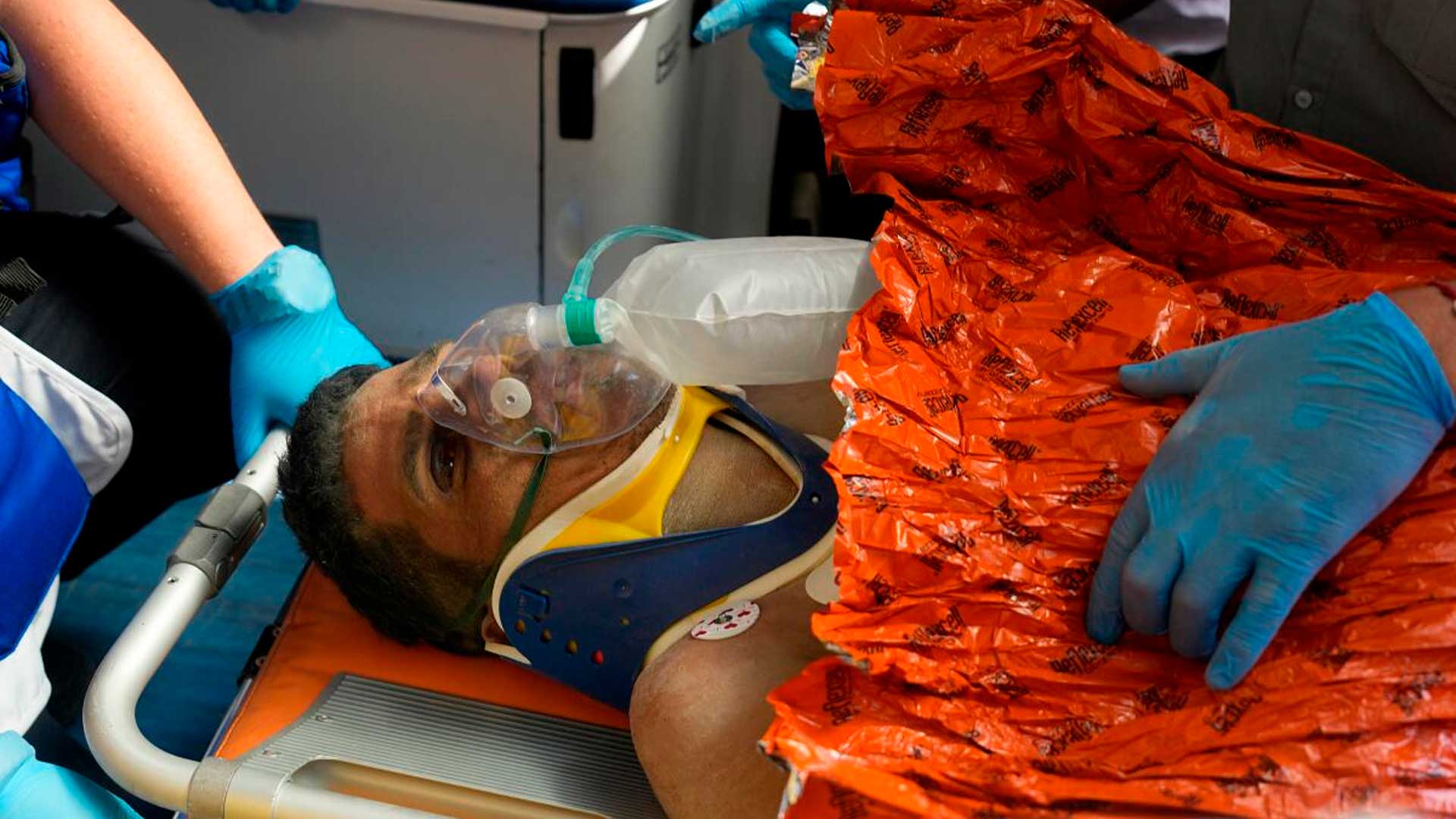 Segurança de 43 anos é resgatado com vida após passar mais de 150 horas preso sob escombros de shopping atingido por terremotos na Venezuela