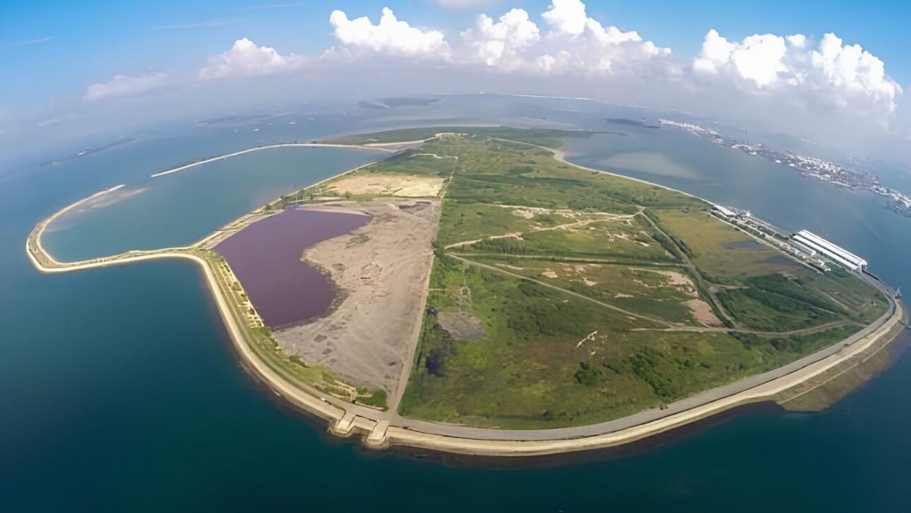 Singapura criou uma ilha artificial de lixo no mar com um dique de 7 km, 350 hectares e capacidade para milhões de toneladas de resíduos.