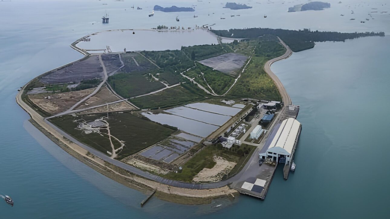 Singapura construiu uma ilha de lixo no meio do mar com um dique de 7 km, enterrou milhões de toneladas de cinzas