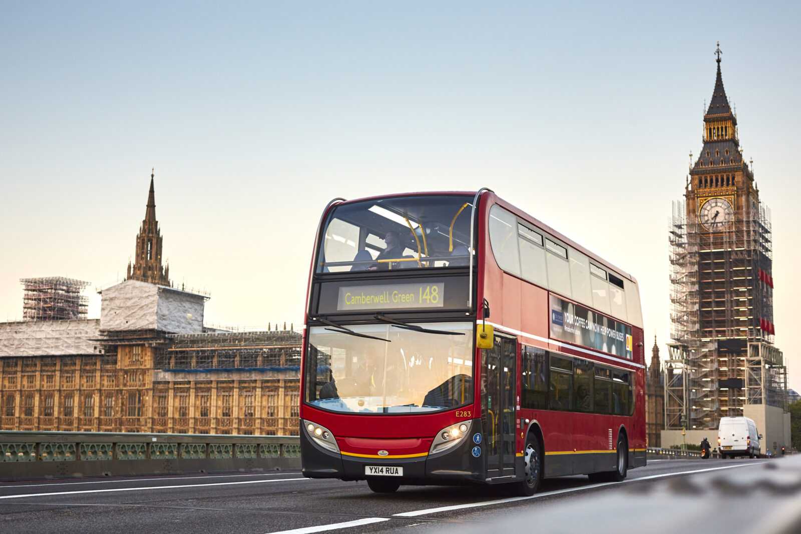 Ônibus de Londres rodam com combustível feito de borra de café, transformando o resíduo das cafeterias em biofuel para mover transporte público sem trocar os motores