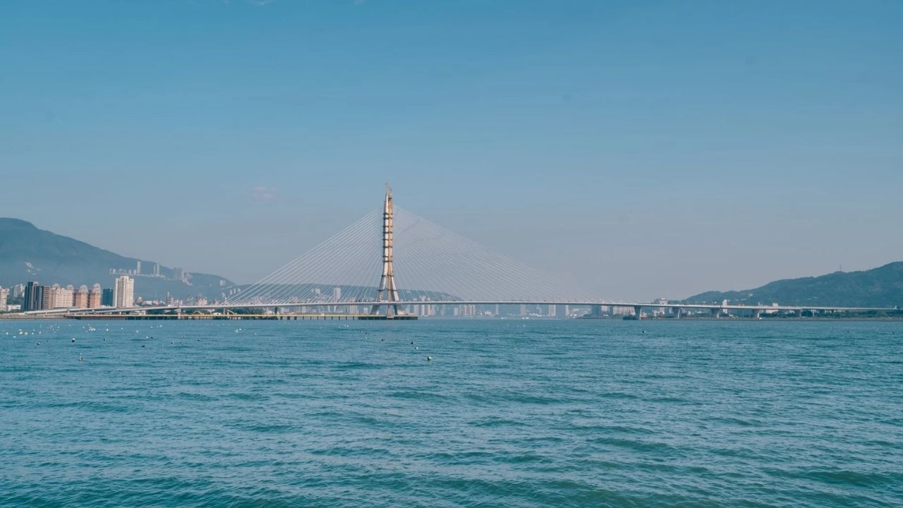 Ponte Danjiang em Taiwan, assinada por Zaha Hadid, vira ponte recordista contra terremotos e reduz viagens sobre o rio Tamsui.