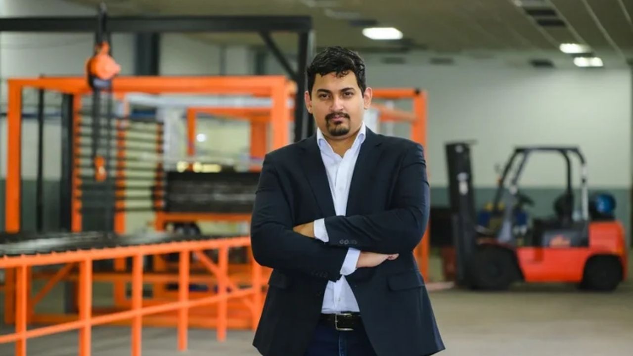 Telha reciclada usa resíduos industriais e inteligência artificial para competir com fibrocimento na construção civil.