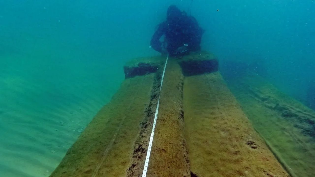 Colunas de mármore em naufrágio romano no Mar Mediterrâneo, em Israel, revelam pistas sobre arquitetura romana antiga.