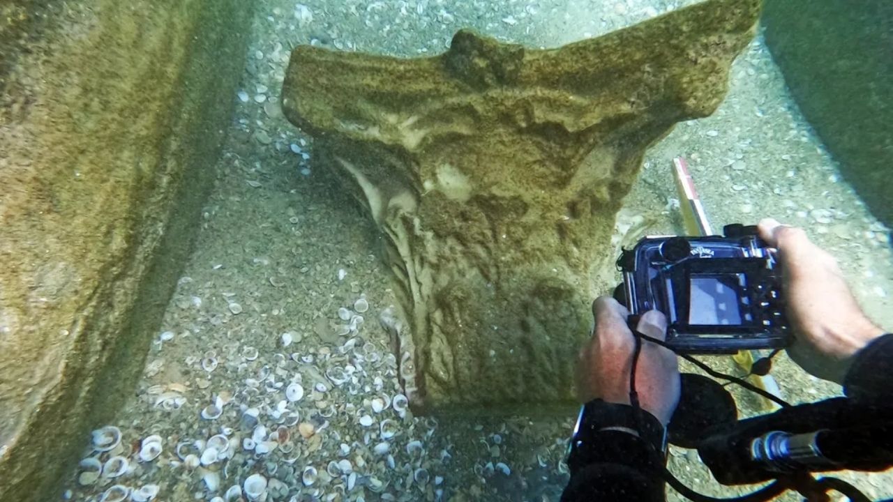 Colunas de mármore em naufrágio romano no Mar Mediterrâneo, em Israel, revelam pistas sobre arquitetura romana antiga.