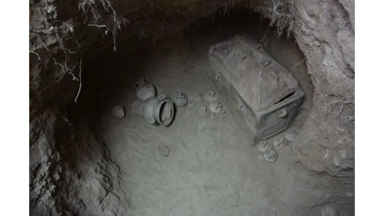 A cova de oito pés de profundidade continha dois sarcófagos antigos e uma variedade de vasos funerários. Eforia de Antiguidades de Lassithi