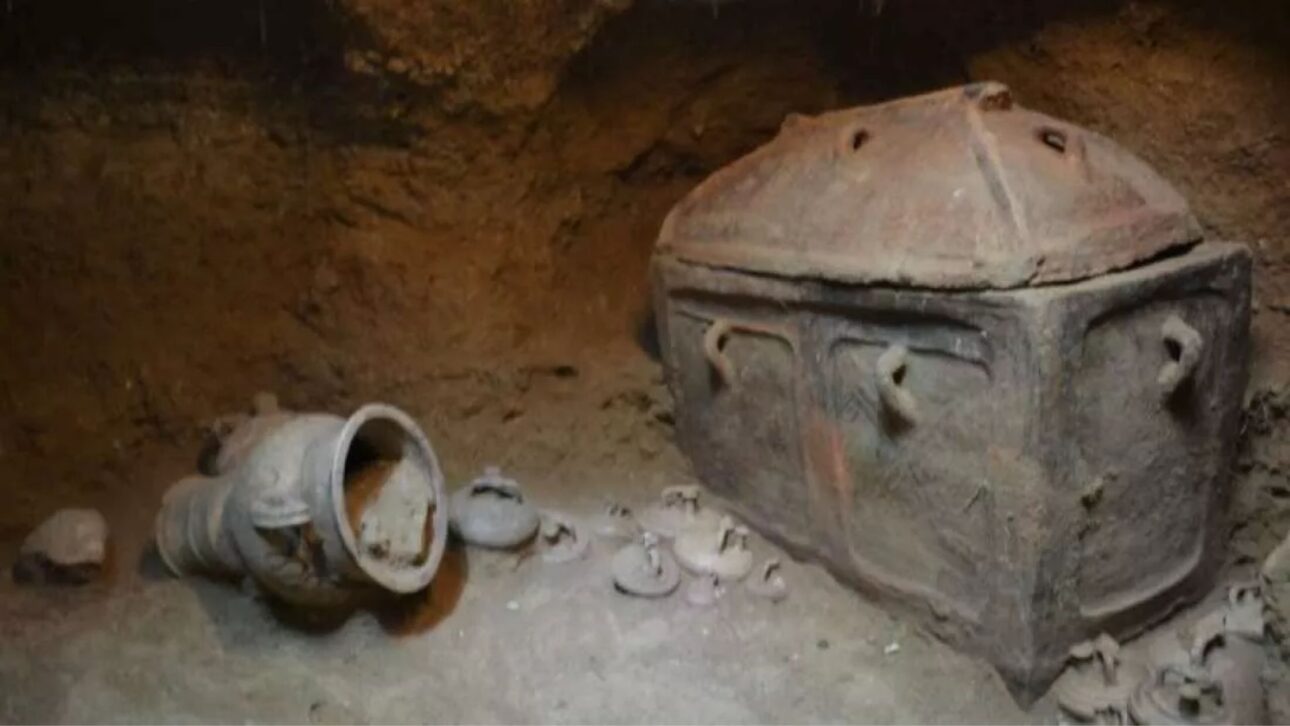 Tumba tinha cerâmicas, esculturas e dois esqueletos masculinos (Foto: Greek Ministry of Culture)