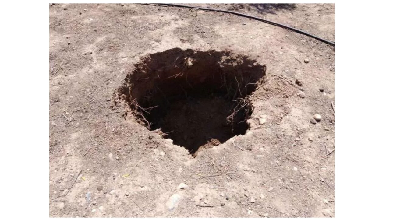 Buraco acidental que revelou a entrada da tumba (Foto: Greek Ministry of Culture)