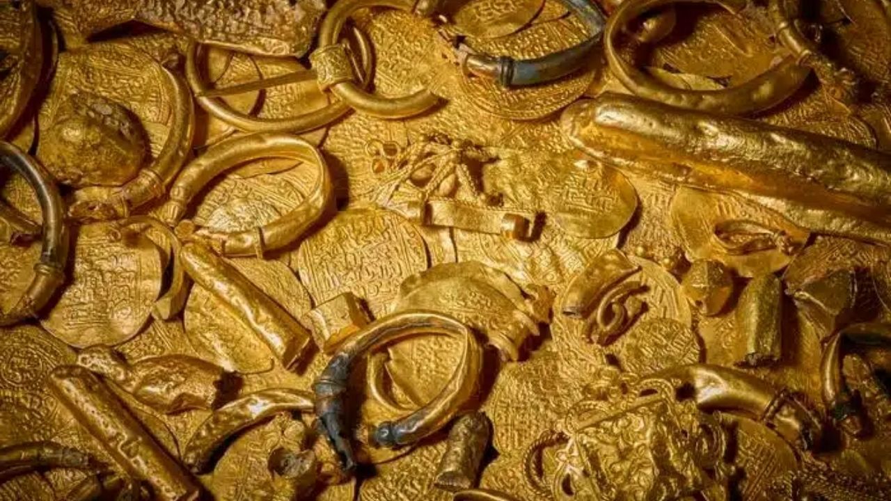 Moedas de ouro no fundo do mar, na costa de Devon, revelam navio holandês Dom van Keulen e mistério arqueológico.
