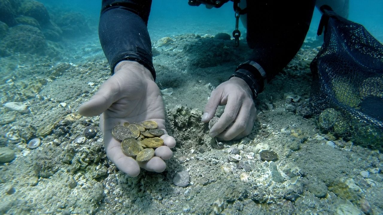 Moedas de ouro no fundo do mar, na costa de Devon, revelam navio holandês Dom van Keulen e mistério arqueológico.