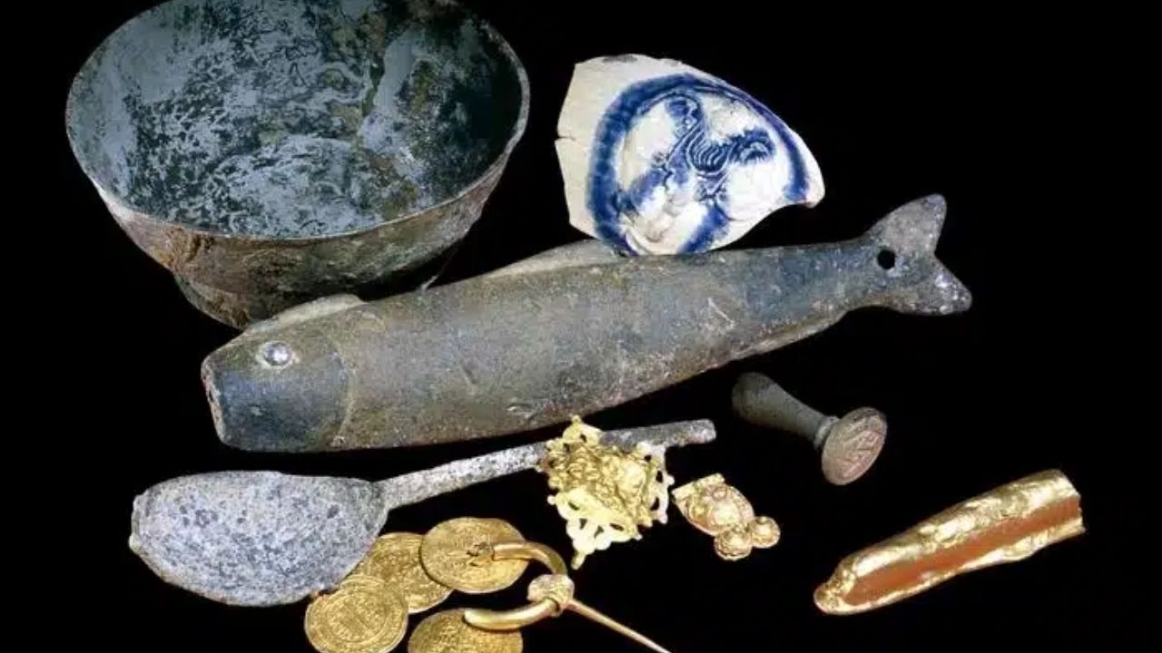 Moedas de ouro no fundo do mar, na costa de Devon, revelam navio holandês Dom van Keulen e mistério arqueológico.