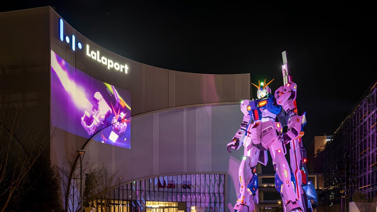 Estátua gigante do RX-93ff ν Gundam em Fukuoka impressiona turistas no Japão