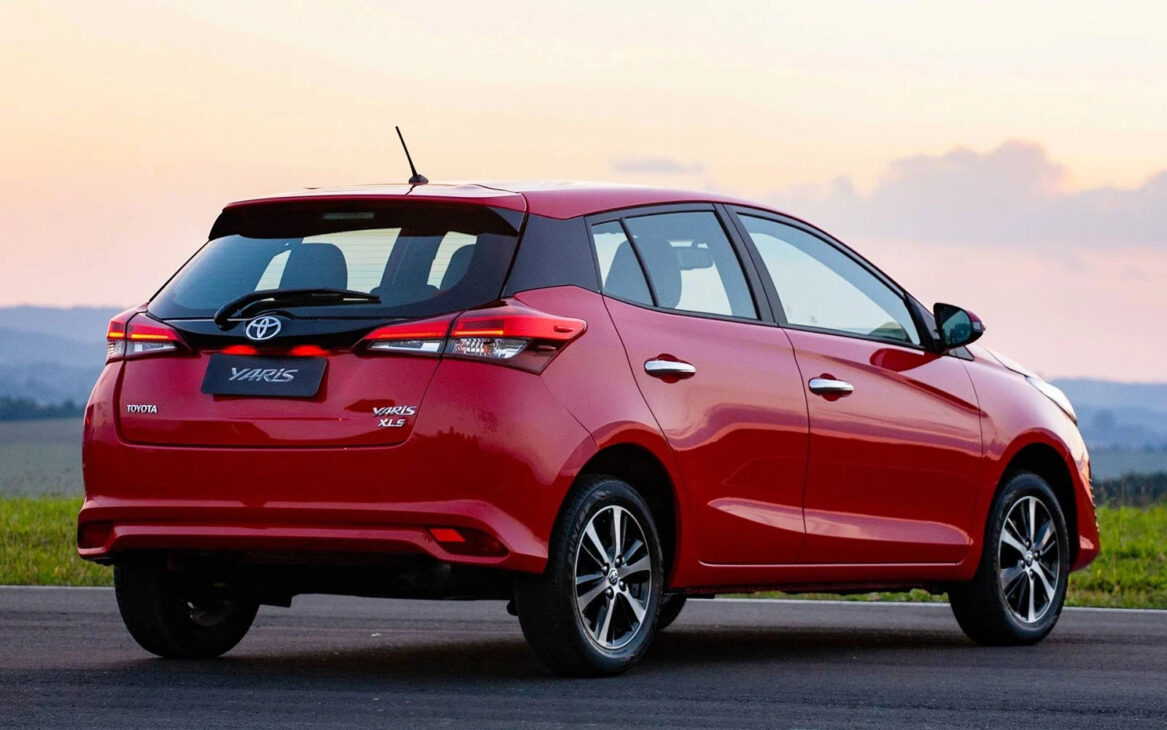 O Toyota Yaris XLS 2020 reúne motor 1.5 flex, câmbio CVT, sete airbags, teto solar e consumo de até 15,9 km/l, destacando-se entre os hatches usados pela confiabilidade e baixo custo de manutenção.
