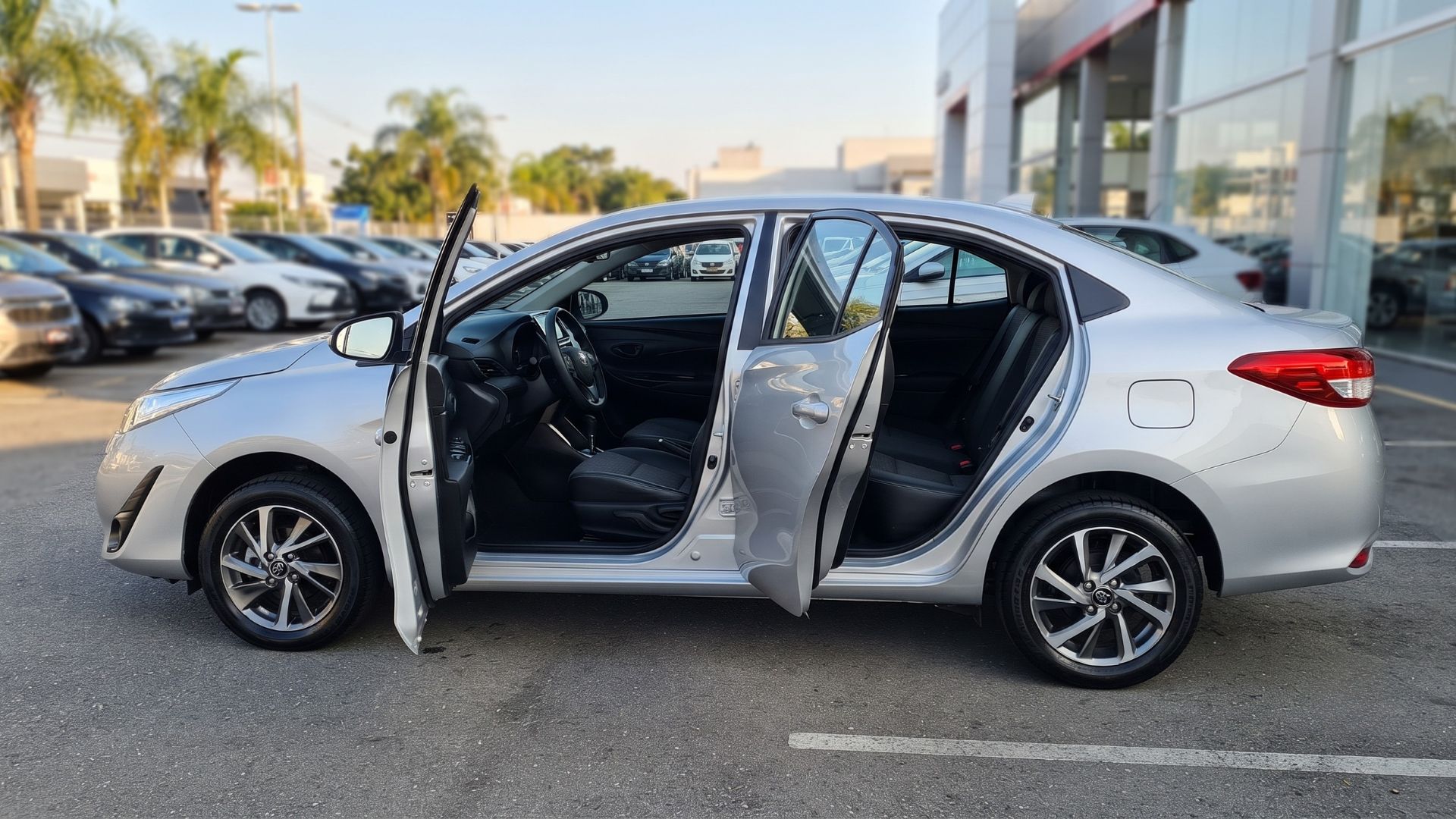 O Toyota Yaris XLS 2020 reúne motor 1.5 flex, câmbio CVT, sete airbags, teto solar e consumo de até 15,9 km/l, destacando-se entre os hatches usados pela confiabilidade e baixo custo de manutenção.