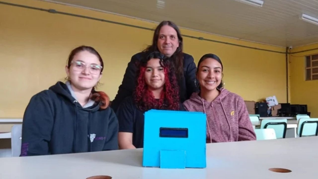 Reminder robot in Pelotas uses Arduino, medications, and Maker Lab to create school prototype with automatic drawer.