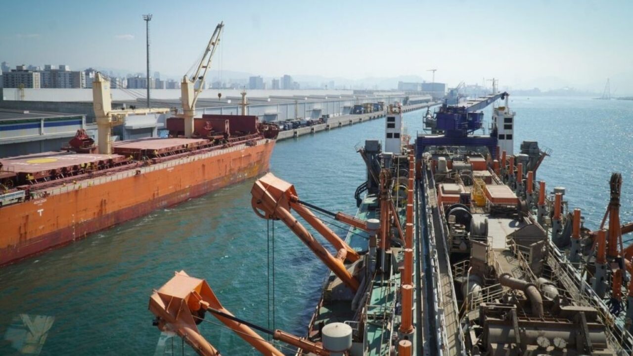Porto de Santos: Ibama libera derrocagem e dragagem no canal de navegação para preparar navios maiores.