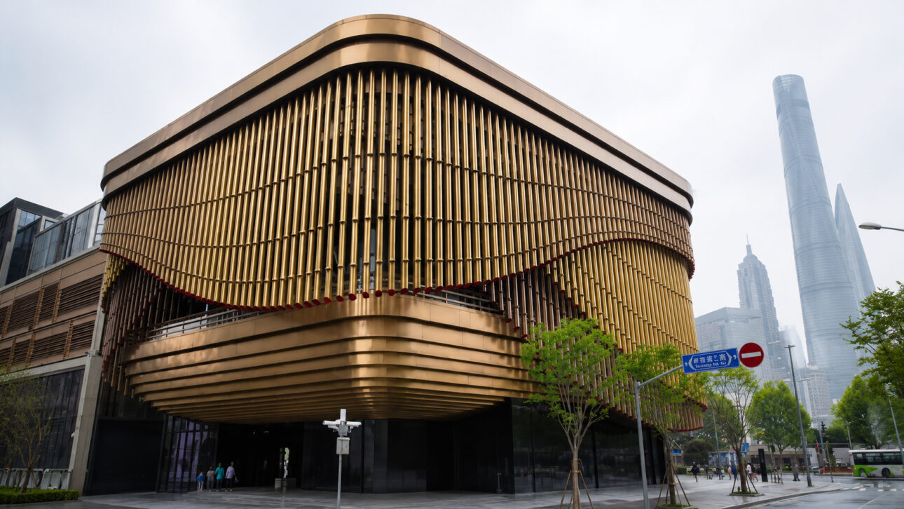 Stainless steel tubes form a wavy curtain