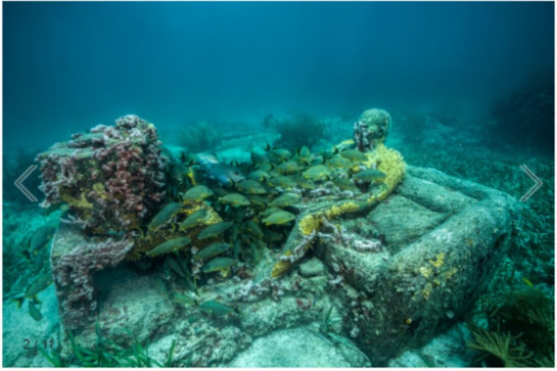 Mais de 500 estátuas humanas afundadas em Cancún pelo artista Jason deCaires Taylor viraram recife vivo coberto de corais
