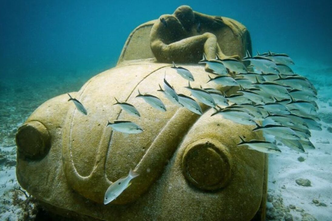 Mais de 500 estátuas humanas afundadas em Cancún pelo artista Jason deCaires Taylor viraram recife vivo coberto de corais