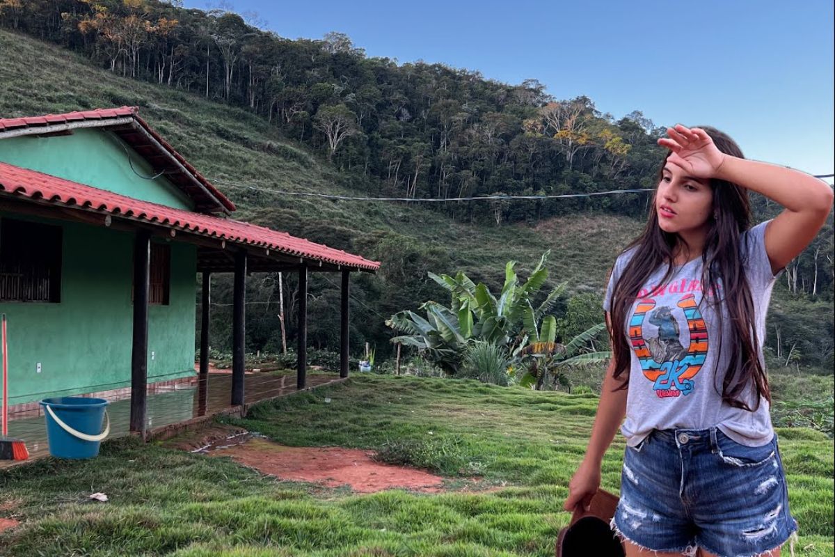 Família comemora nova propriedade no interior, mas encontra a casa tomada de poeira e encara faxina pesada, escorpião e varanda gigante. Veja como foi o primeiro dia.