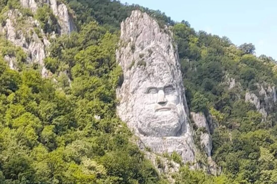 Escultores alpinistas passaram dez anos pendurados num paredão do Danúbio para revelar o rosto de Decébalo, com mais de 40 metros, na Romênia.
