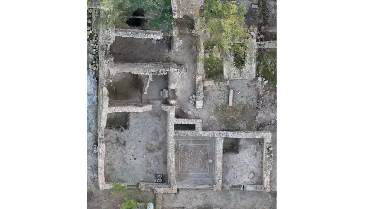 Mosaico bizantino: arqueólogos acharam numa casa de 1.500 anos na Turquia um piso intacto com um recado em grego que manda os invejosos explodirem de inveja