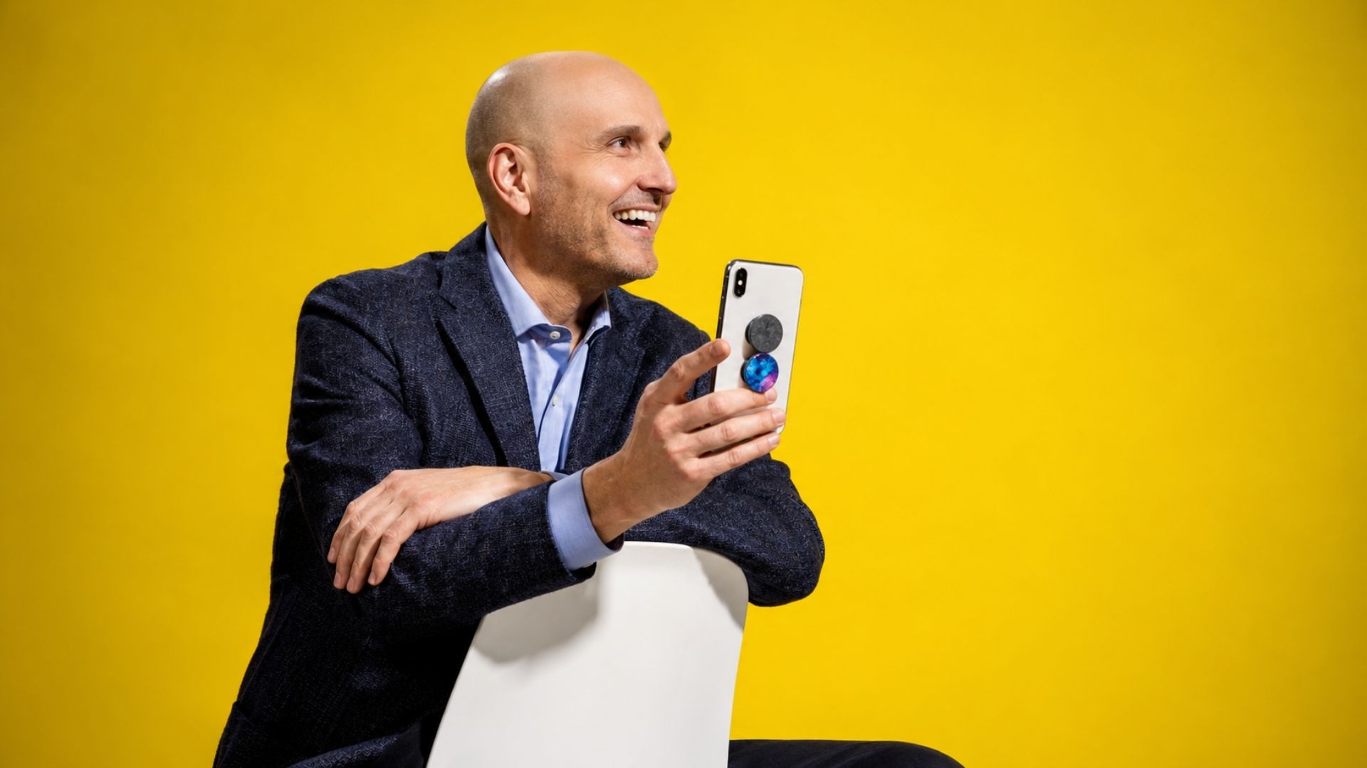 Suporte de celular: um professor de filosofia colou dois botões no celular e criou o PopSockets, que já vendeu dezenas de milhões de unidades
