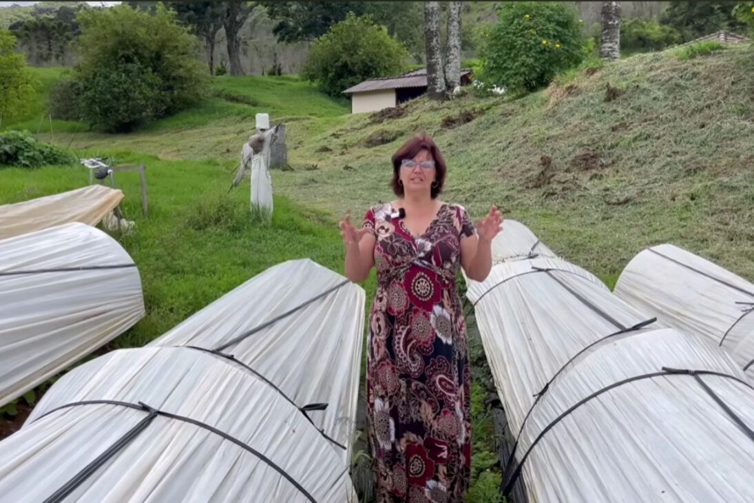 Silmara trocou a cidade pela Serra da Mantiqueira com o marido. No Sítio Serra Dourada, a mulher produz orgânicos, recebe turistas e mostra a rotina real da roça.