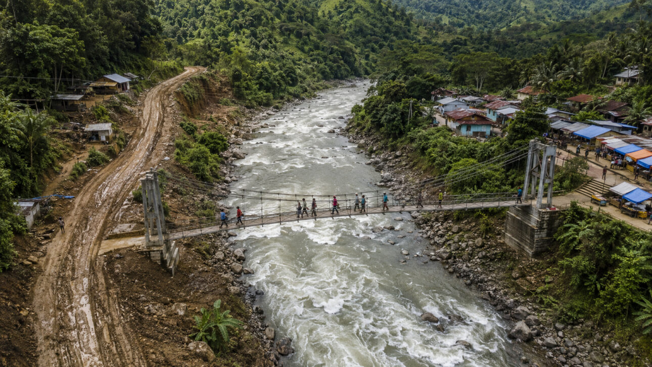 Uma ponte curta pode evitar um desvio demorado e tornar mais seguro o acesso a escolas, postos de saúde e mercados.