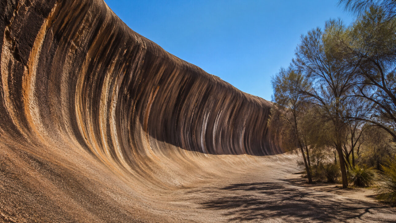 Wave Rock, na Austrália, é uma formação de granito com 15 metros de altura e 110 metros de extensão moldada por erosão.
