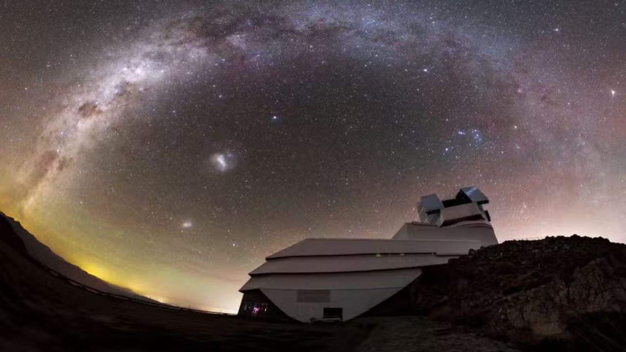 Observatório Vera C. Rubin inicia levantamento de dez anos com câmera de 3.200 megapixels, 10 terabytes de dados por noite e milhões de alertas astronômicos.