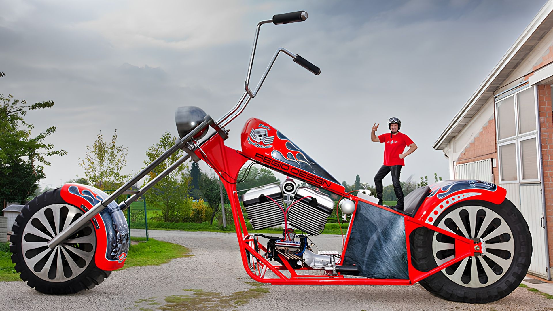 Fabio Reggiani construiu uma moto gigante de 5,10 m, 10,03 m, 5 toneladas e motor V8 5.7 de 280 hp, reconhecida pelo Guinness.
