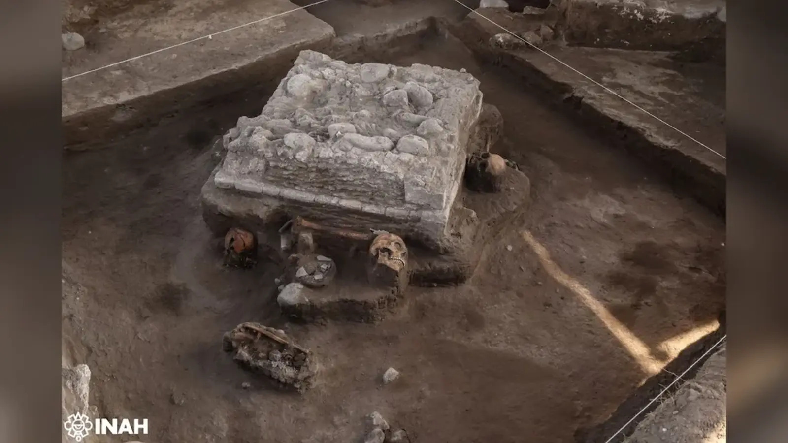 Obra de transporte no México revela altar tolteca de 1.000 anos cercado por crânios humanos, ossos, facas de obsidiana e sinais de decapitação ritual