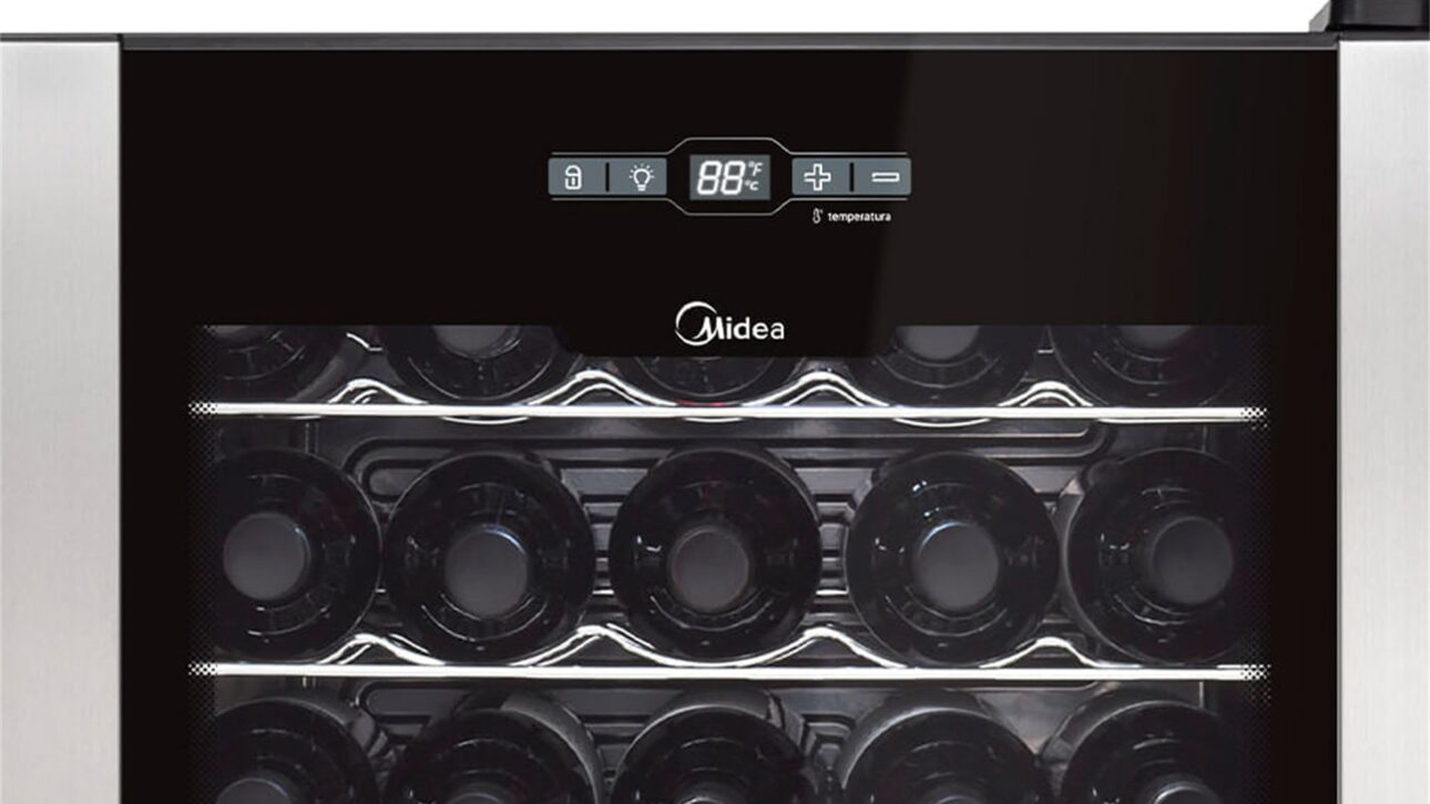 Painel de controle da adega climatizada Midea 29 garrafas WBA291, com ajuste digital de temperatura e porta de vidro. (Foto: Reprodução/Magalu)