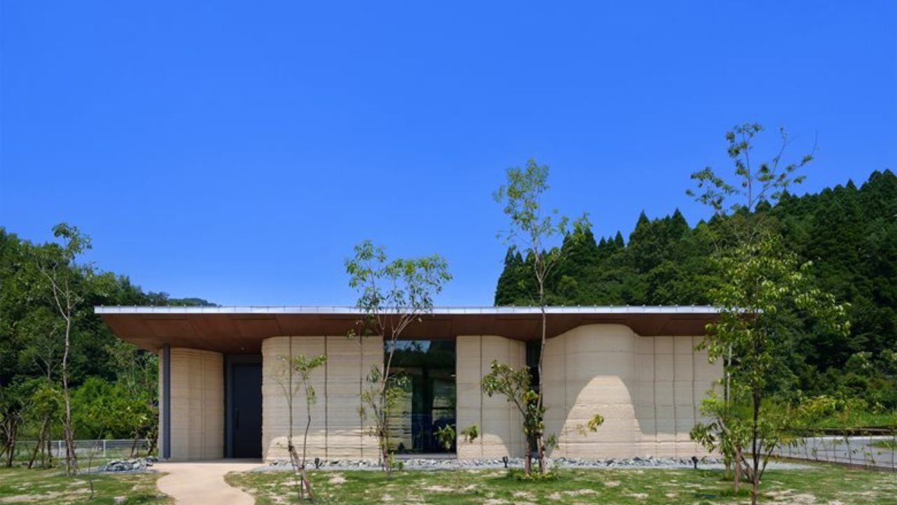 Casa impressa em 3D com terra foi construída no Japão com materiais naturais, energia solar e componentes que podem retornar ao solo após o uso.