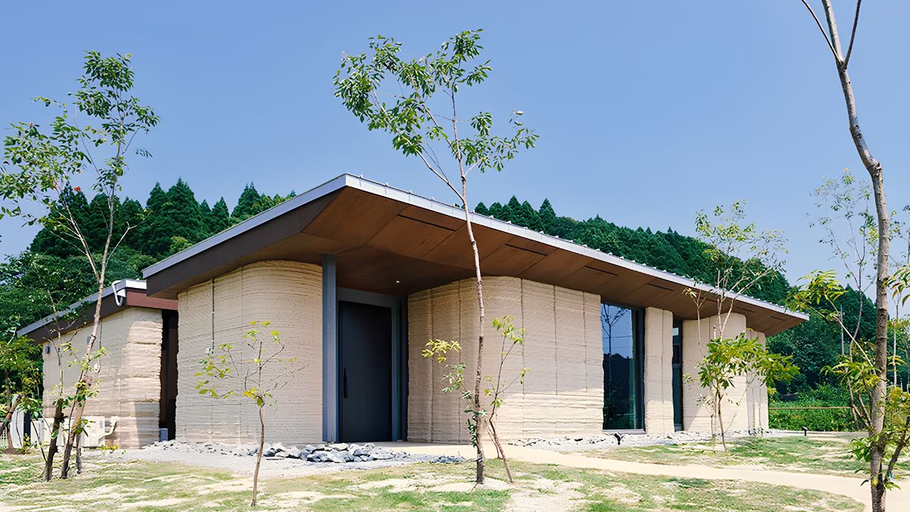 Casa impressa em 3D com terra foi construída no Japão com materiais naturais, energia solar e componentes que podem retornar ao solo após o uso.