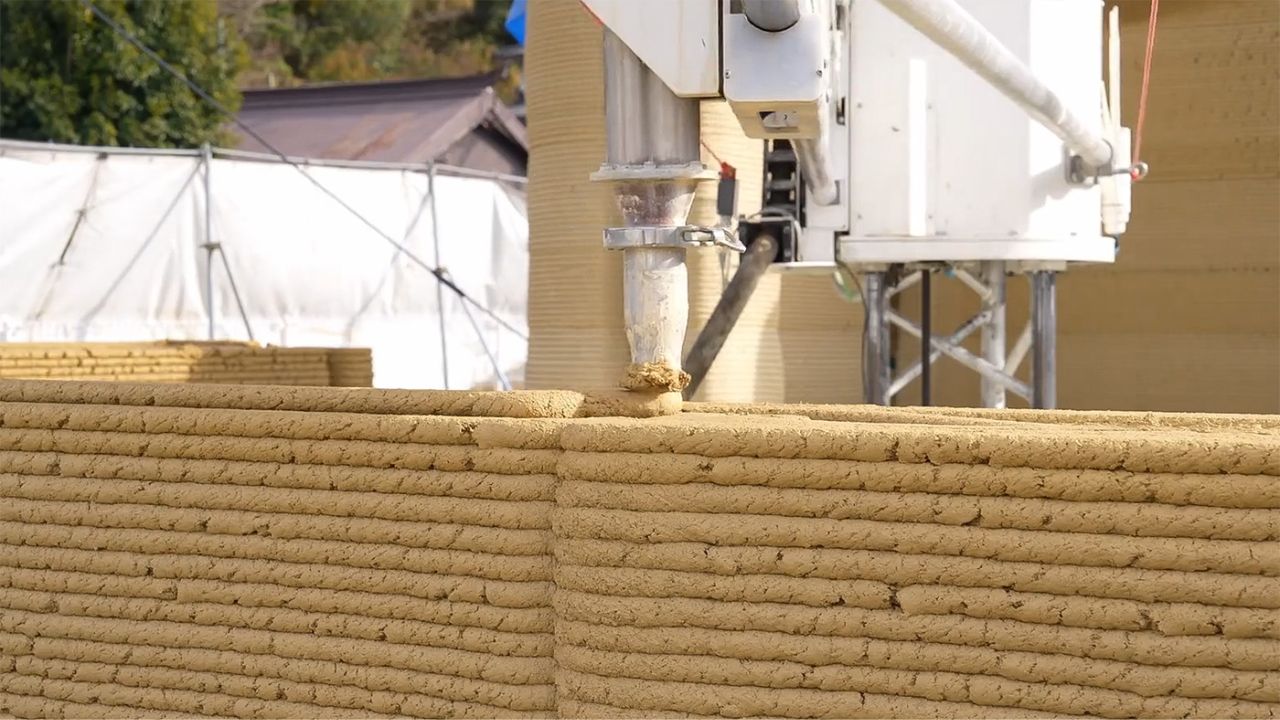 Casa impressa em 3D com terra foi construída no Japão com materiais naturais, energia solar e componentes que podem retornar ao solo após o uso.