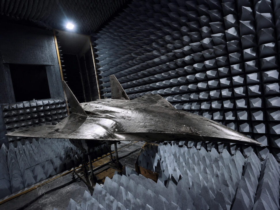 Aeronave em ambiente de testes ilustra o uso de materiais capazes de absorver radiação eletromagnética e dificultar a detecção por radar.