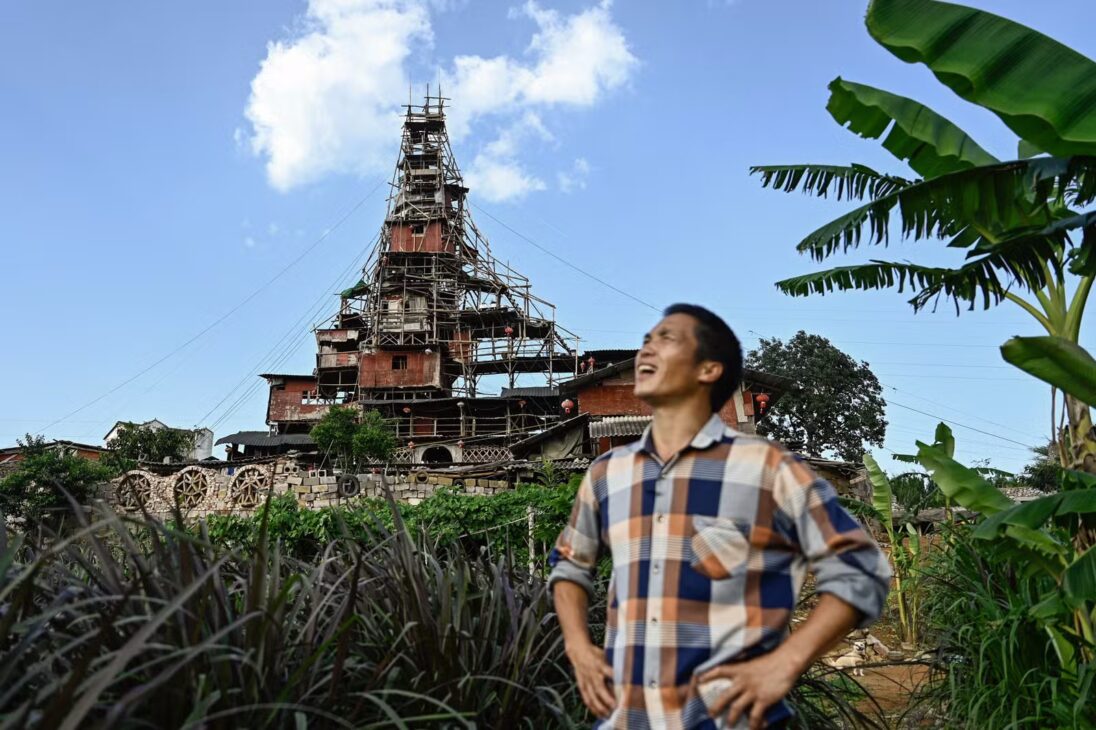 A torre de dez andares de altura, construída com tábuas de madeira e vigas de ferro retorcidas, na cidade de Xingyi, na província de Guizhou, na China — Foto: Pedro Pardo/AFP