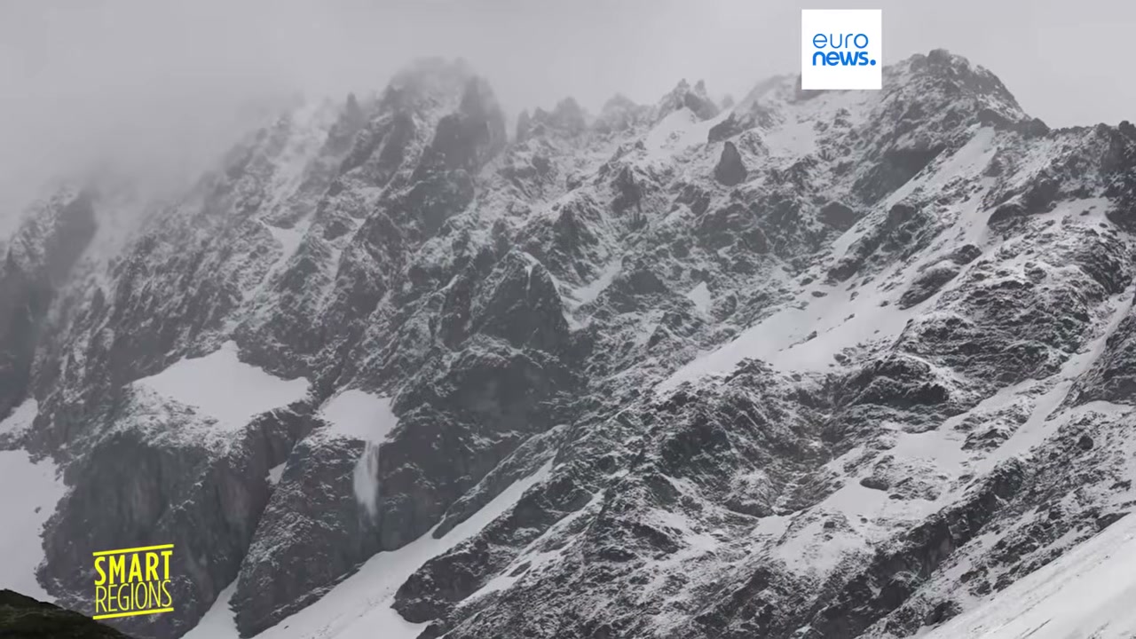 um curso de água de alta altitude descendo pelos Alpes, na região do Mont Blanc, onde a cordilheira aquece duas vezes mais rápido que a média global. Crédito: Euronews (YouTube).