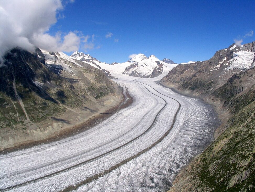 Foto da geleira Aletsch, a maior dos Alpes, na Suíça, símbolo do recuo do gelo que ameaça a "torre de água" da Europa. Crédito: Wikimedia Common