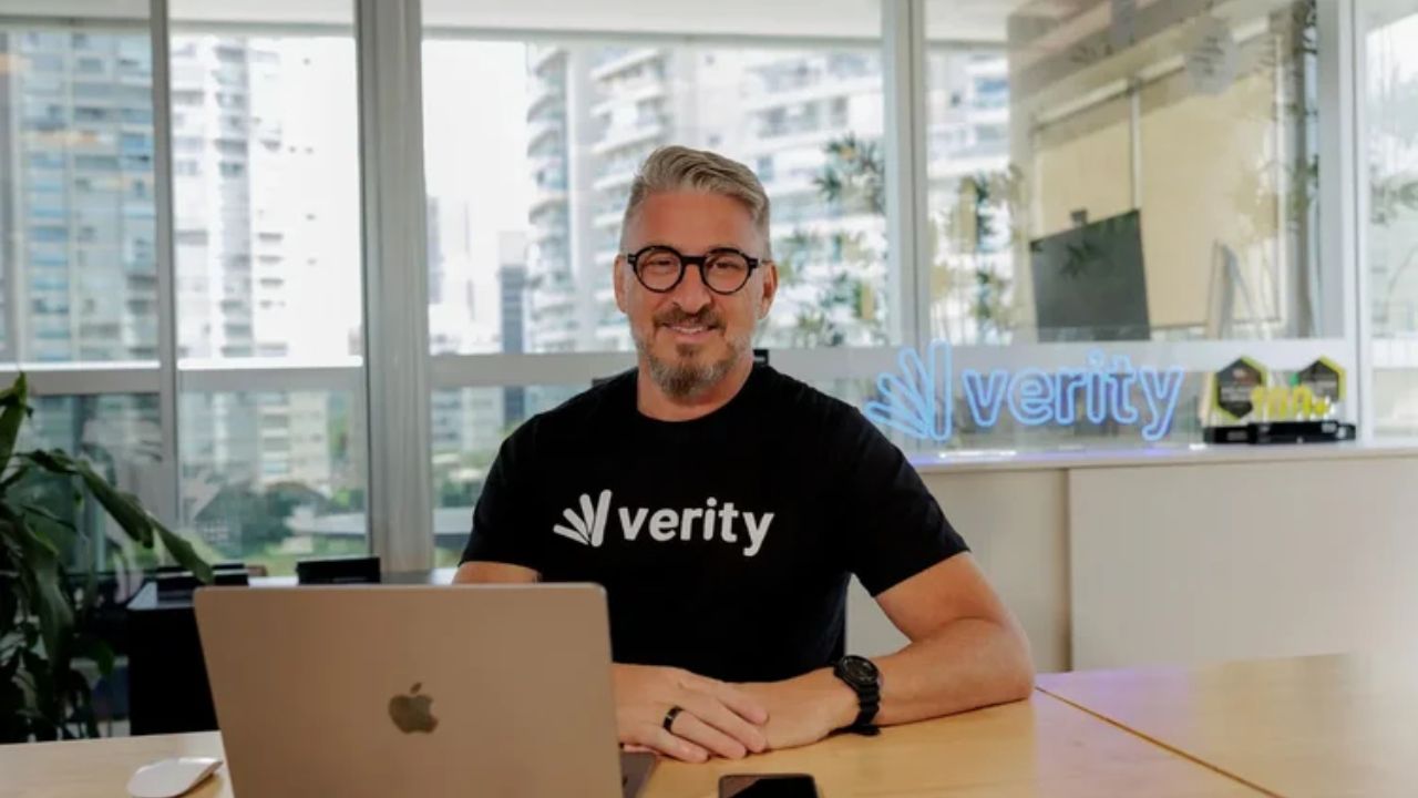 Descubra como a Verity, consultoria fundada por Alexandro Barsi, se tornou uma potência da tecnologia brasileira focada em IA e inovação.