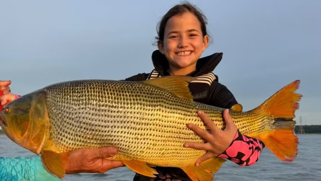 Saiba como a profissão dos pais e o convívio diário com os rios transformaram uma menina de 7 anos na maior promessa da pesca esportiva júnior do país.