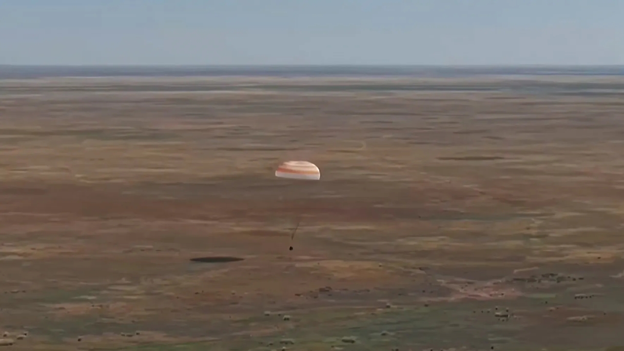 Três astronautas retornaram à Terra na Soyuz MS-28 após 241 dias em órbita, enquanto uma nova tripulação assumiu a Expedição 75.