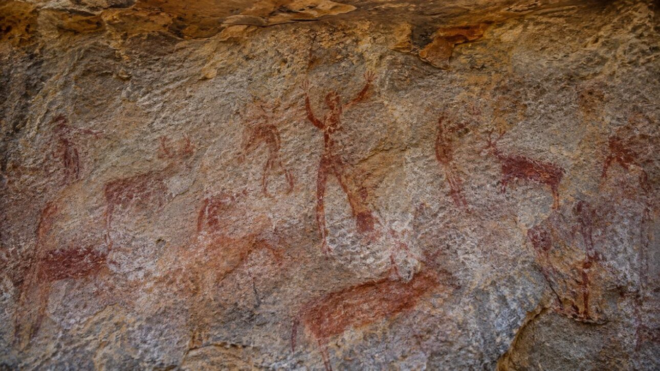 The figures appear in red and ochre on a stone wall in the interior of Hidalgo.