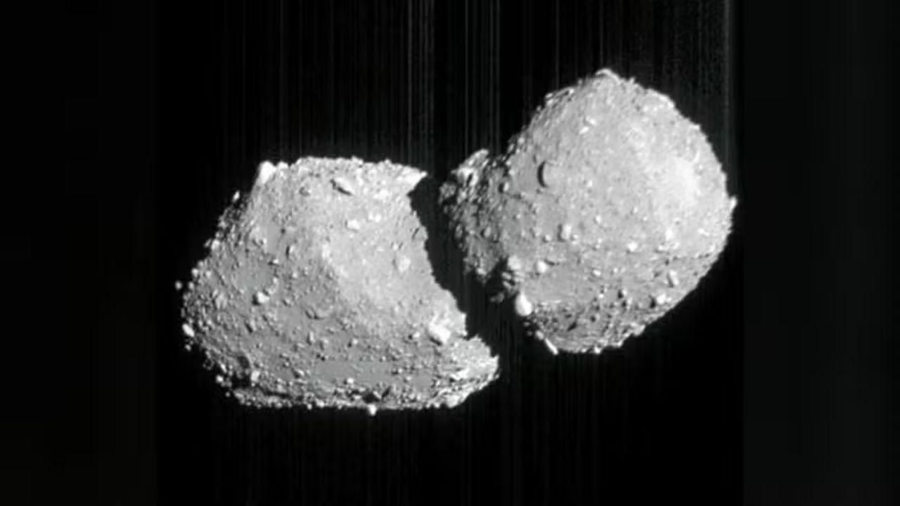Asteroide com formato de boneco de neve é registrado pela sonda Hayabusa2 durante sobrevoo a apenas 10 km de distância.