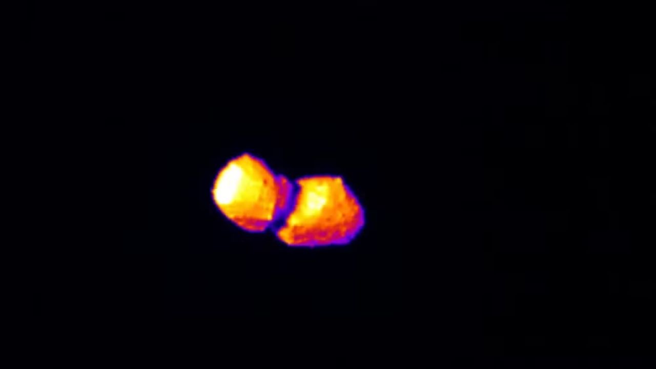 Asteroide com formato de boneco de neve é registrado pela sonda Hayabusa2 durante sobrevoo a apenas 10 km de distância.
